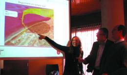 Isabel Arnet (Directora de l'OMSA) i Joaquim Balsera (Alcalde de Gav&agrave;) presentant el sistema SIGMA de control de l'aeroport de Barcelona-El Prat (6 febrer 2009)